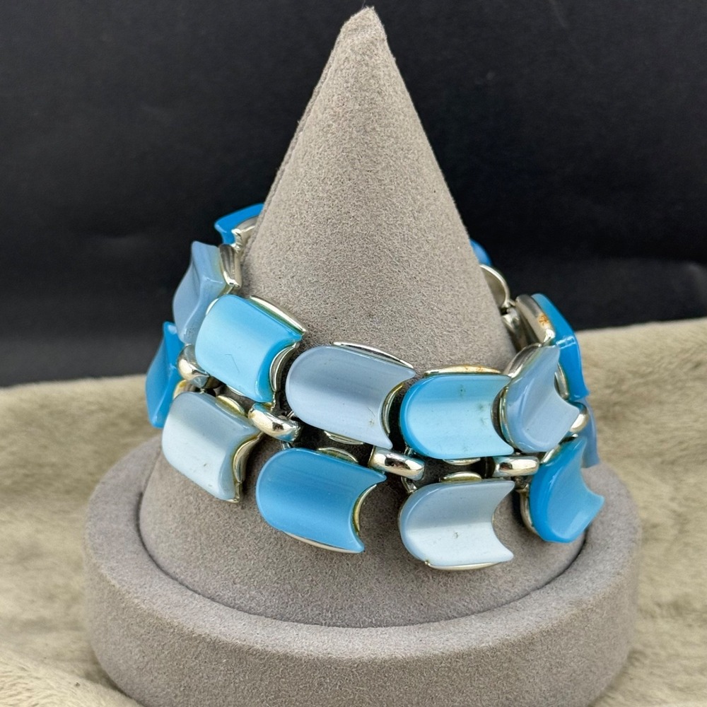 Vintage LIsner Thermoset Bracelet Silver Tone Blue 7"‎